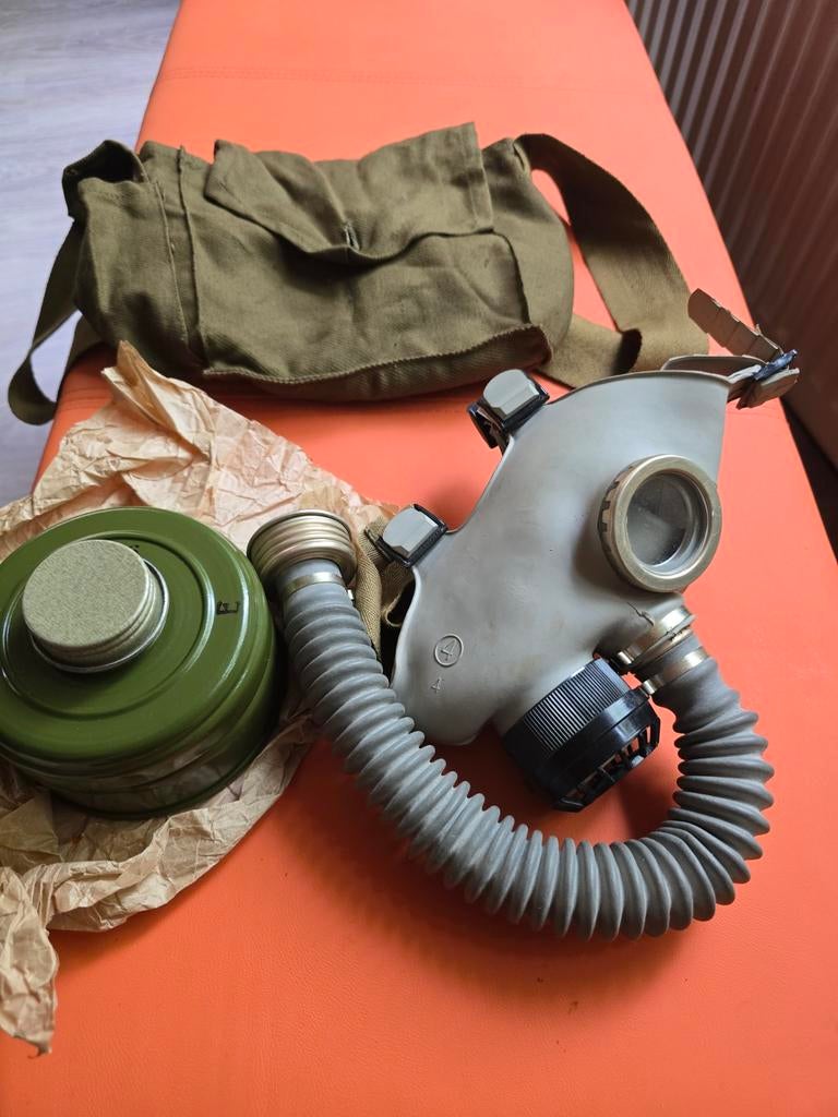 Vintage Gasmasker met Filter en Draagtas, Ophalen of Verzenden, Overige soorten, Overige gebieden, Overige typen