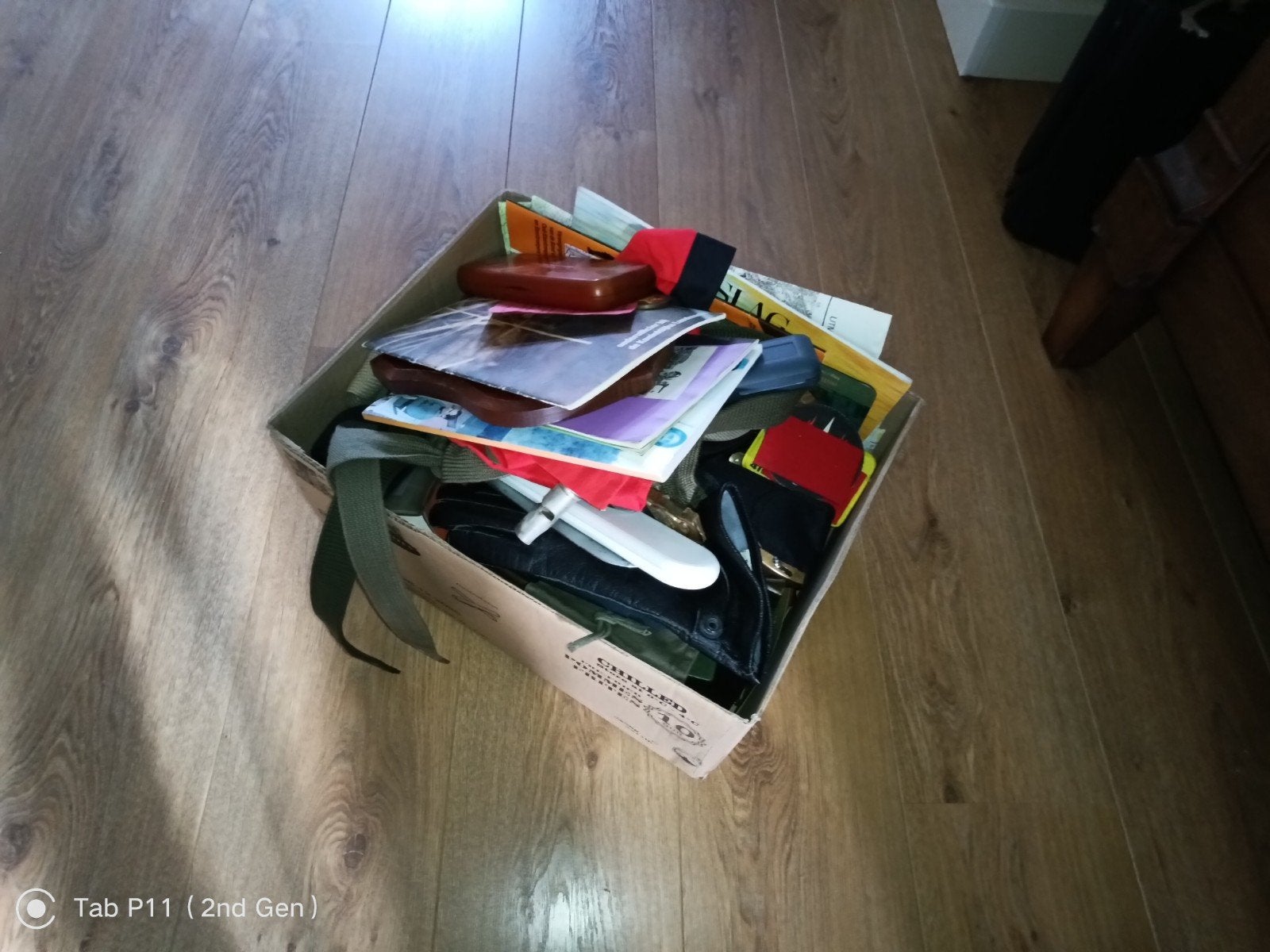 Diverse militaire verzameling: boeken, kleding, insignes, Ophalen