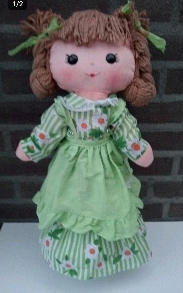Schattige stoffen pop in groene jurk met bloemen 48cm, Verzamelen, Poppen, Ophalen, Pop