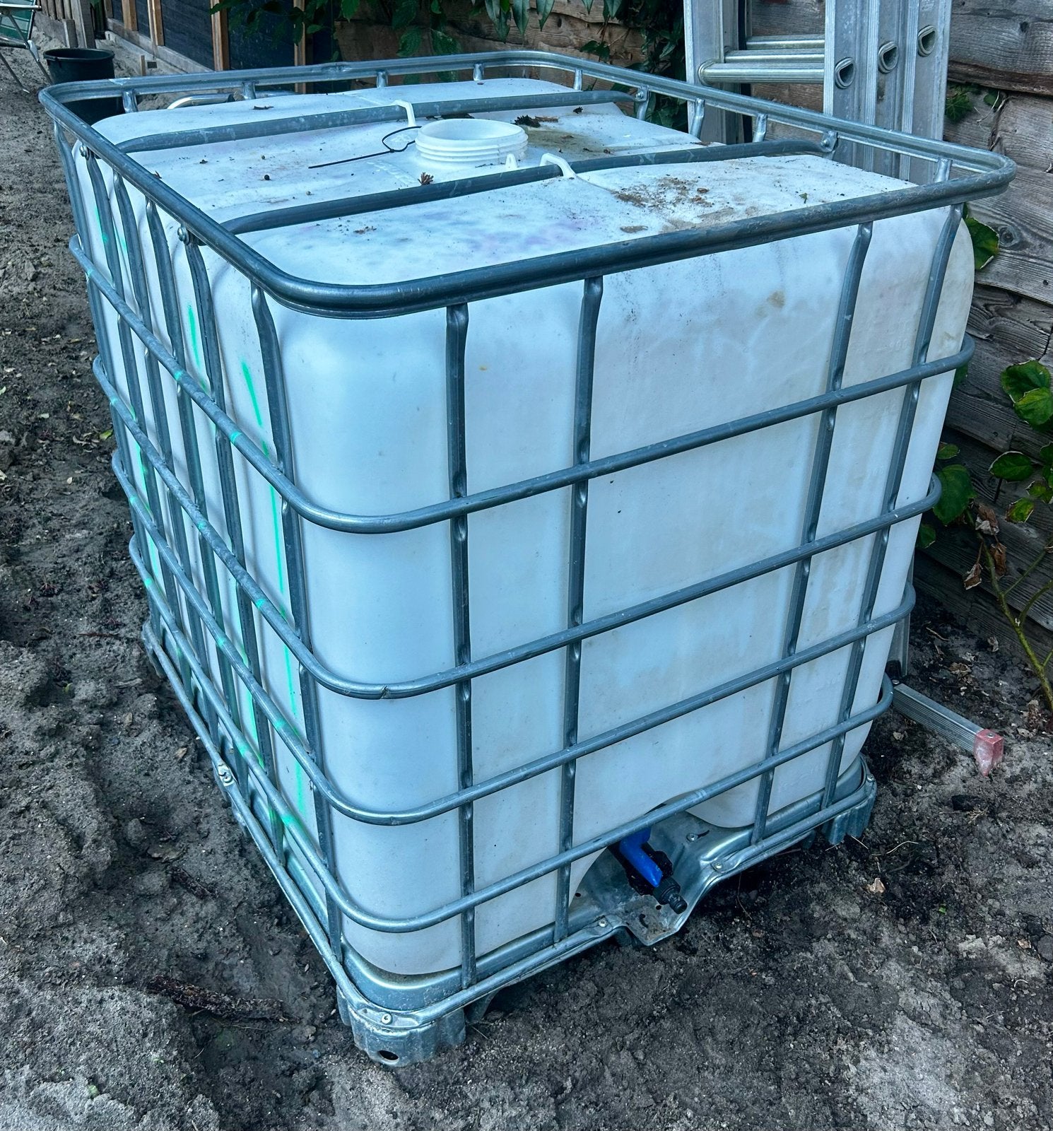 IBC Watertank 1000L met metalen frame, Tuin en Terras, Regentonnen, Ophalen, Kunststof, Gebruikt, Met kraantje