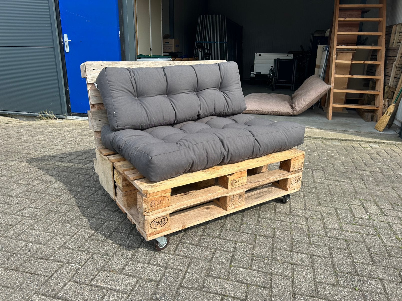 Zelf gemaakte Palletbank met zwenkwielen incl kussenset ), Tuin en Terras, Tuinbanken, Ophalen of Verzenden, Hout