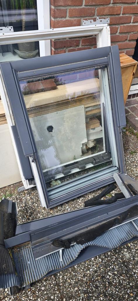 Velux dakraam inclusief rolgordijn 1m bij 0,75 cm ongeveer, Ophalen, Minder dan 80 cm, 80 tot 120 cm, Zo goed als nieuw