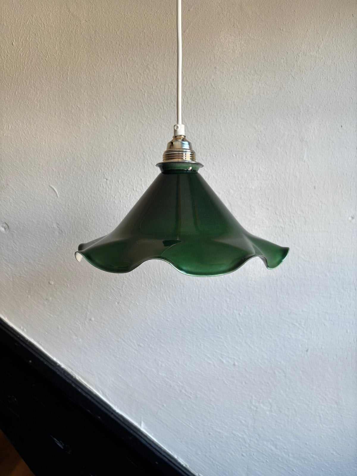 Vintage frans groen driehoek sierlijk hanglamp emaille kap, Huis en Inrichting, Lampen | Hanglampen, Ophalen of Verzenden, Zo goed als nieuw