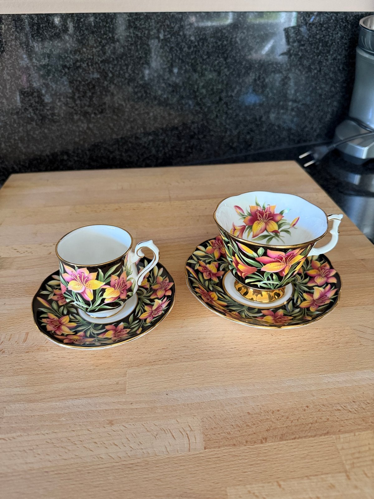 Royal Albert Provincial Flowers Lily kop en schotel, Antiek en Kunst, Antiek | Servies los, Ophalen of Verzenden