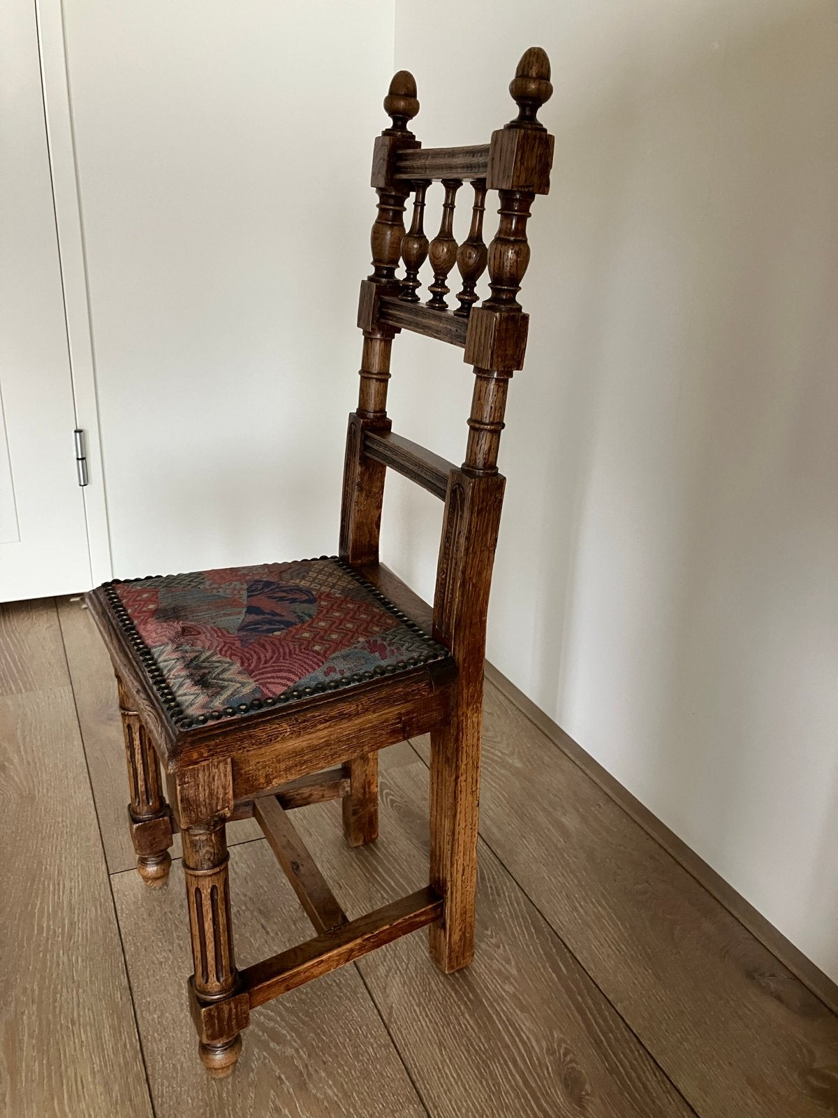 Antieke houten (poppen) stoel met gestoffeerde zitting, Ophalen