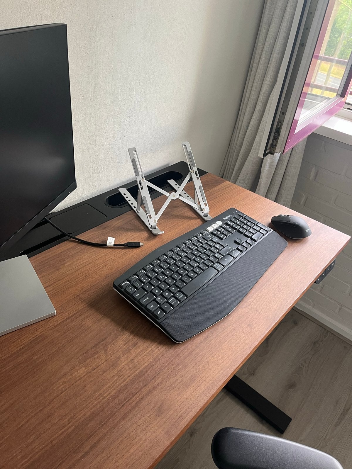 Compleet Thuiswerkplek:IKEA MITTZON Zit-Sta Stoel HP Monitor, Huis en Inrichting, Bureaus, Ophalen, Elektrisch, Gebruikt