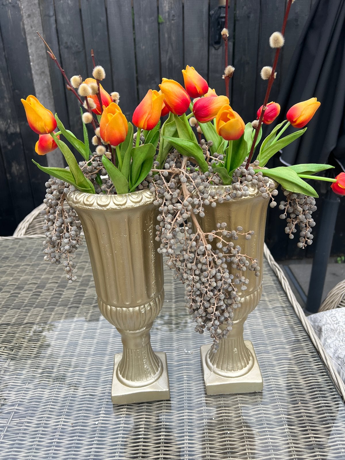 Set van 2 gouden vazen met kunstbloemen, Huis en Inrichting, Woonaccessoires | Vazen, Ophalen, Overige materialen, Inclusief decoratie