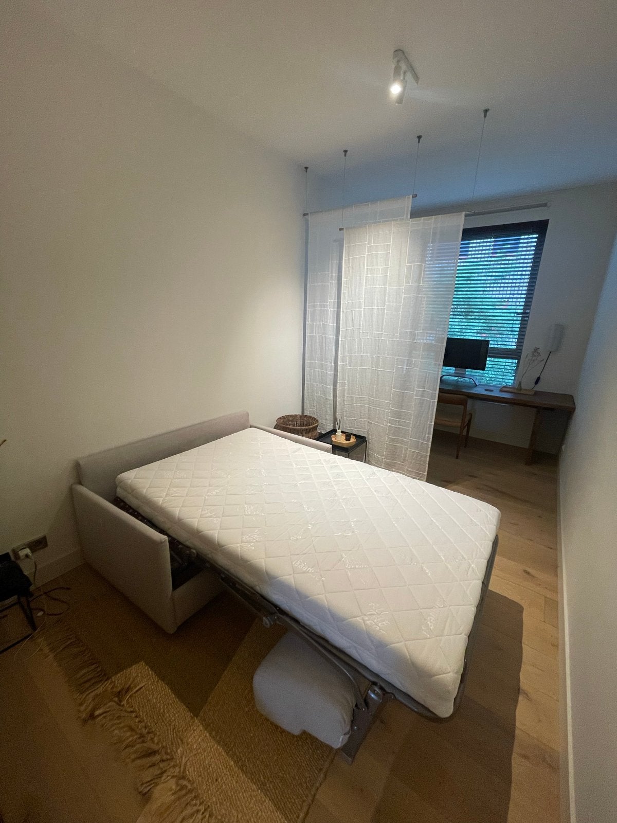 Slaapbank met comfortabel matras | Sofa bed with matress, Ophalen, 140 cm, Zo goed als nieuw, Twijfelaar