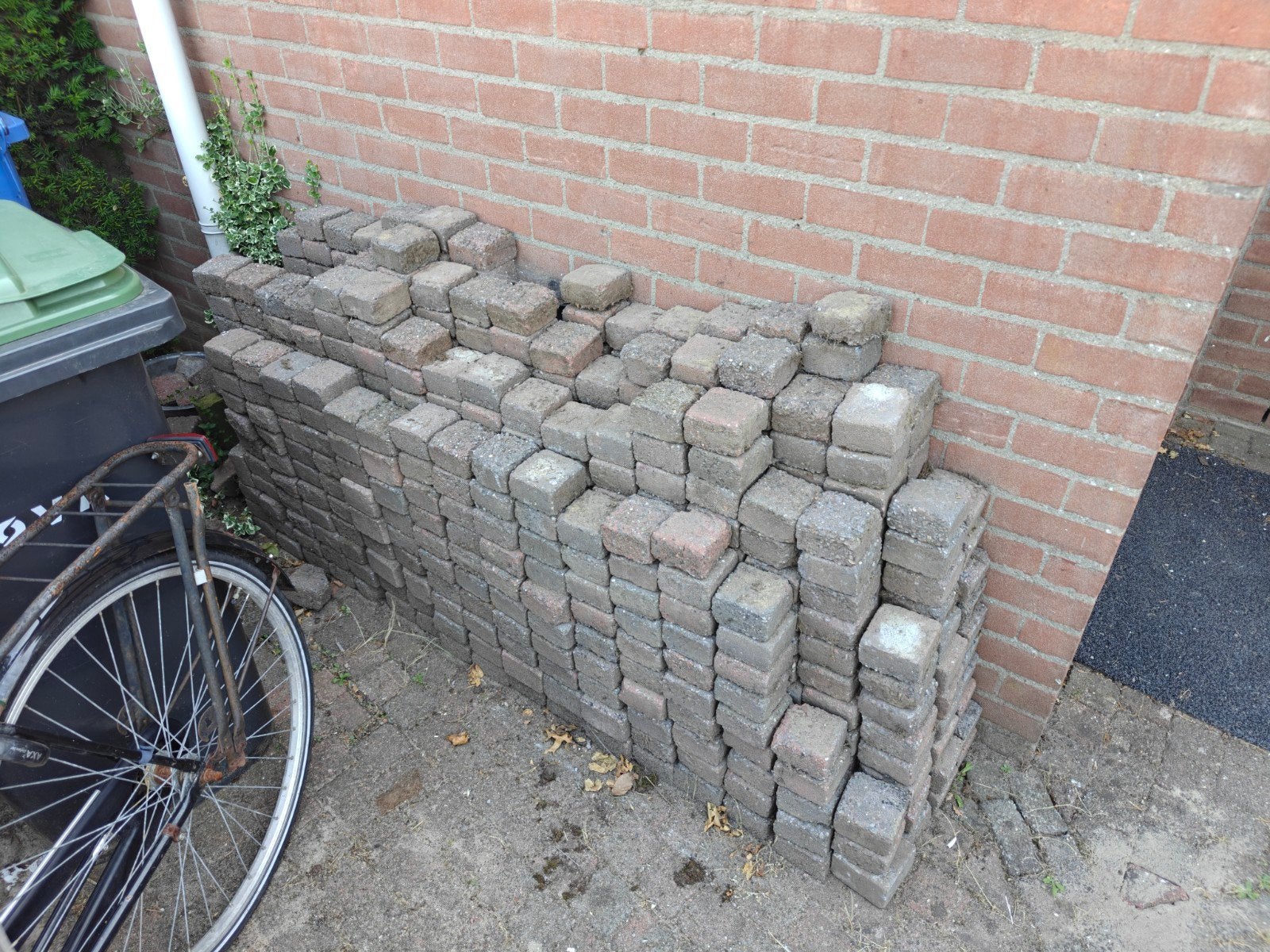 GRATIS 700 koppelstenen (10cm x 10cm), Tuin en Terras, Ophalen, Beton, Klinkers