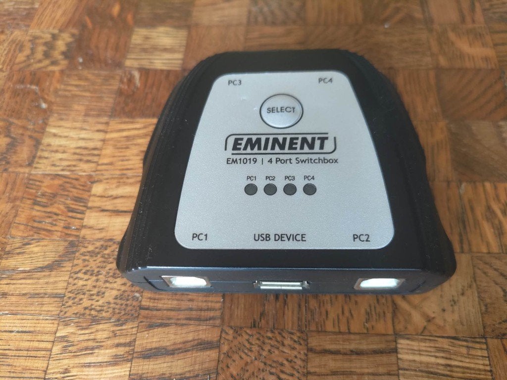 Eminent 4-poort USB switch, Ophalen of Verzenden, Gebruikt