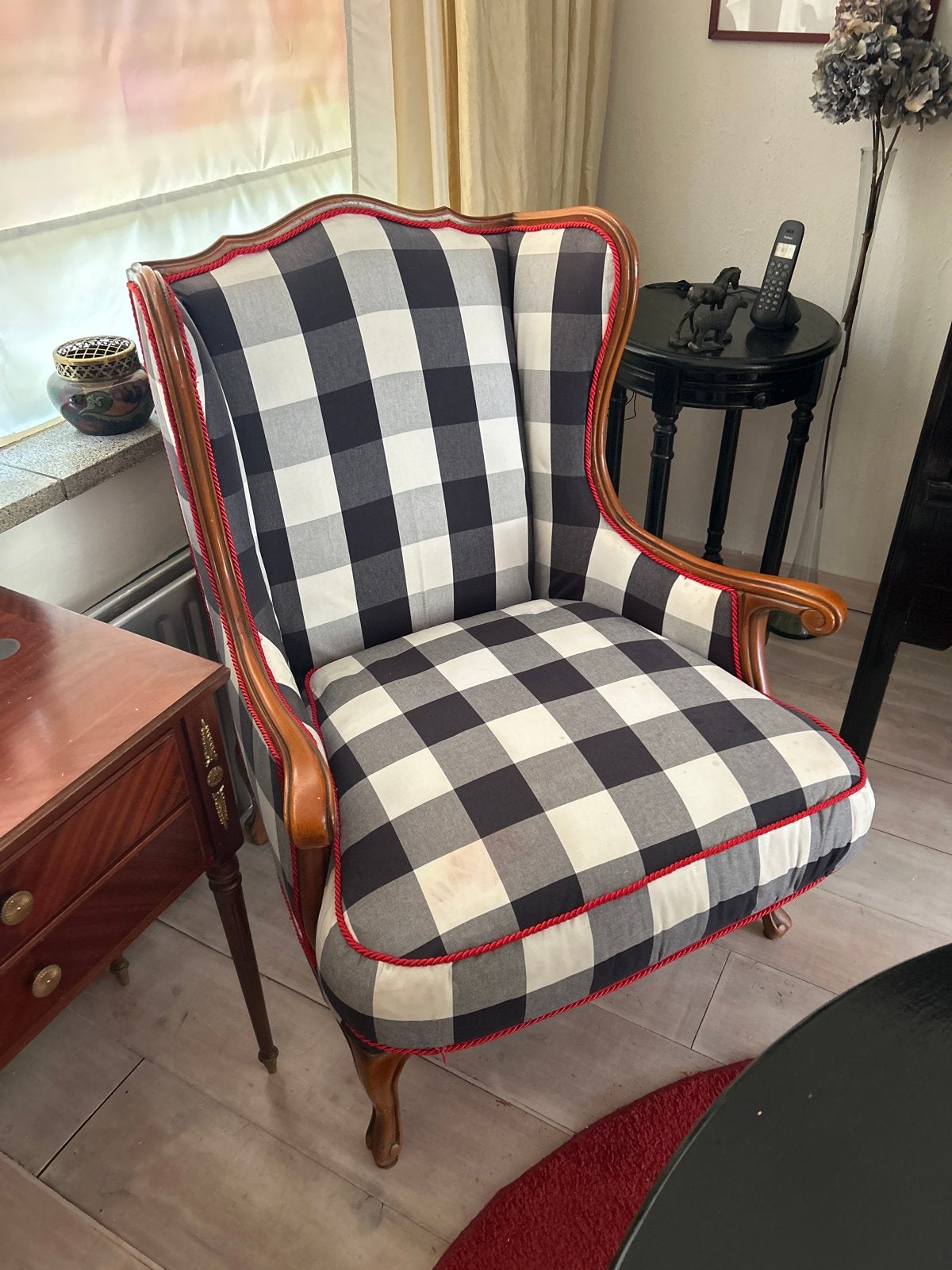Stijlvolle fauteuil met ruitpatroon en houten frame, Gebruikt, Zwart, Ophalen of Verzenden, Eén