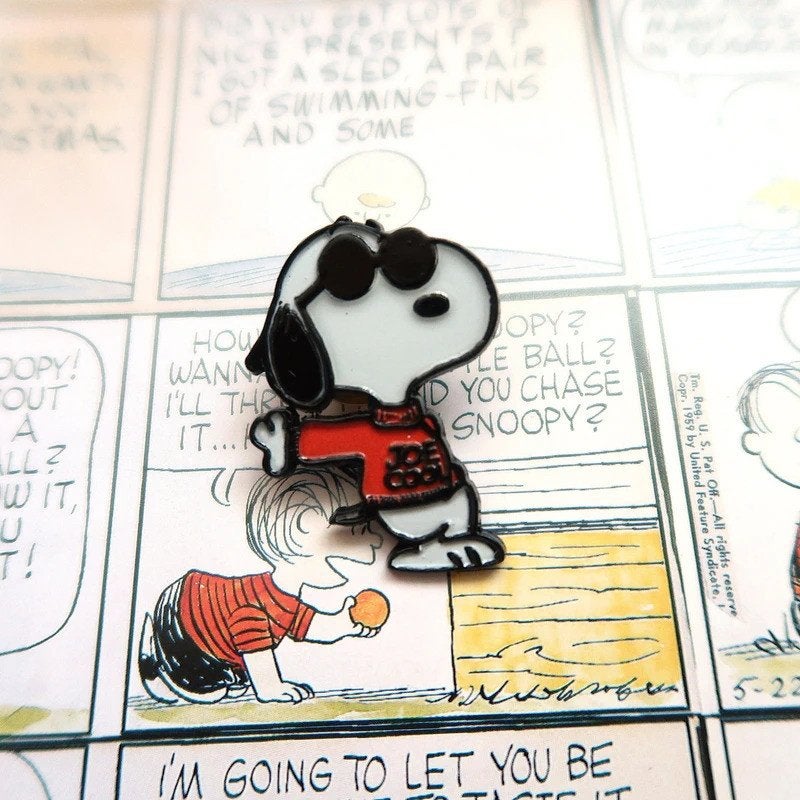 Snoopy Peanuts Comics Joe Cool enamel pin badge broche, Verzamelen, Verzenden, Snoopy, Nieuw, Overige typen