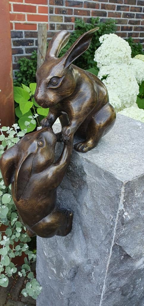 HELPENDE HAZEN / Bronzen tuinbeeld, Tuin en Terras, Tuinbeelden, Dierenbeeld, Nieuw, Info@huisentuindecoratiemarie.nl, Huis en tuin decoratie marie