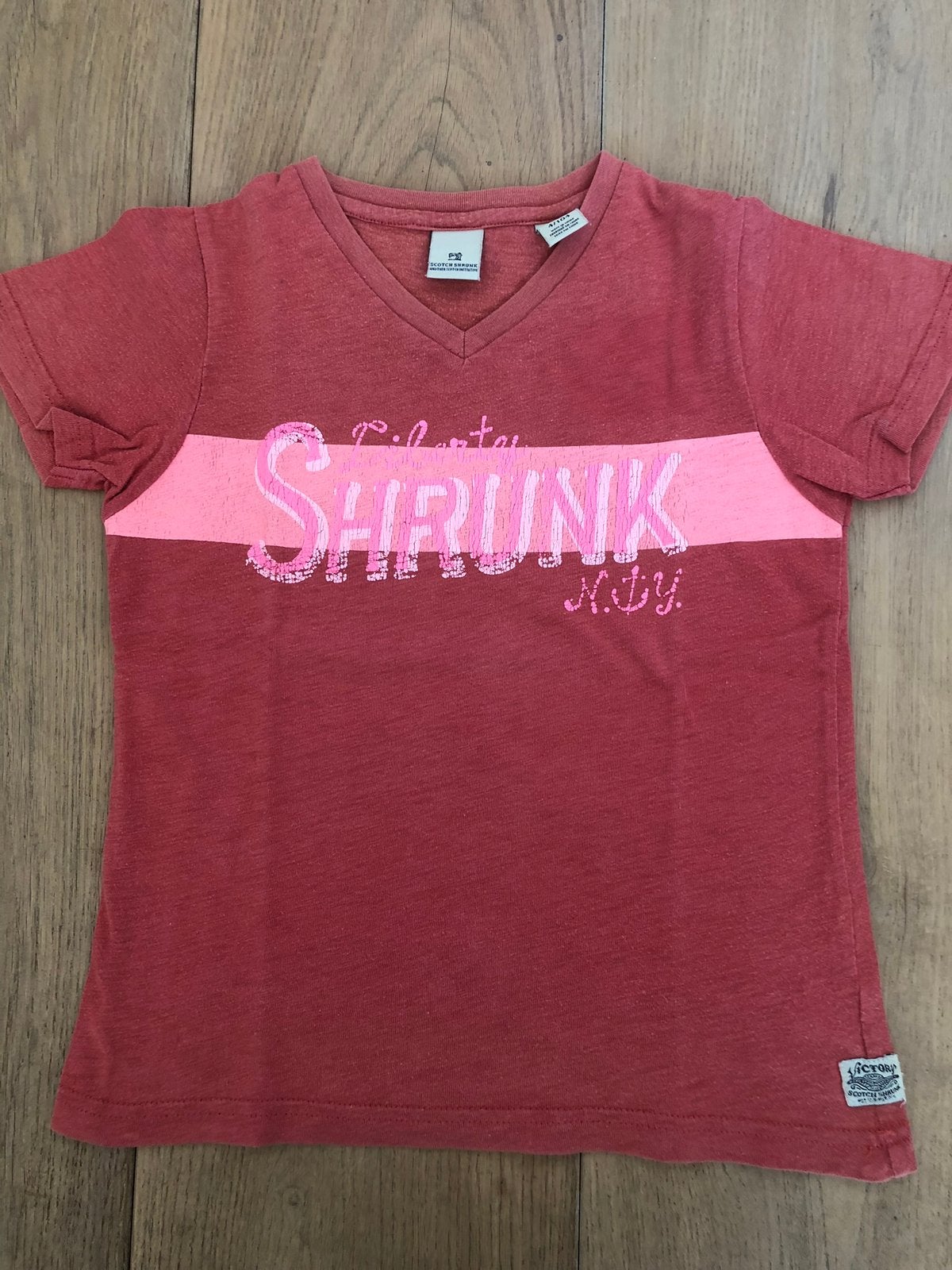 Stoer t-shirt met v-hals, maat 104, Scotch Shrunk, Ophalen of Verzenden, Zo goed als nieuw, Jongen, Shirt of Longsleeve