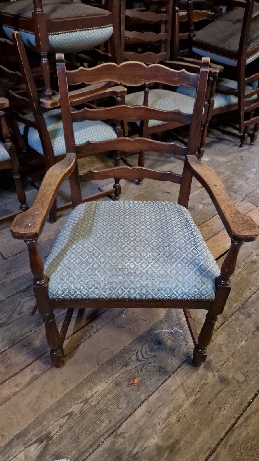 Antieke houten stoelen met armleuningen, Ophalen