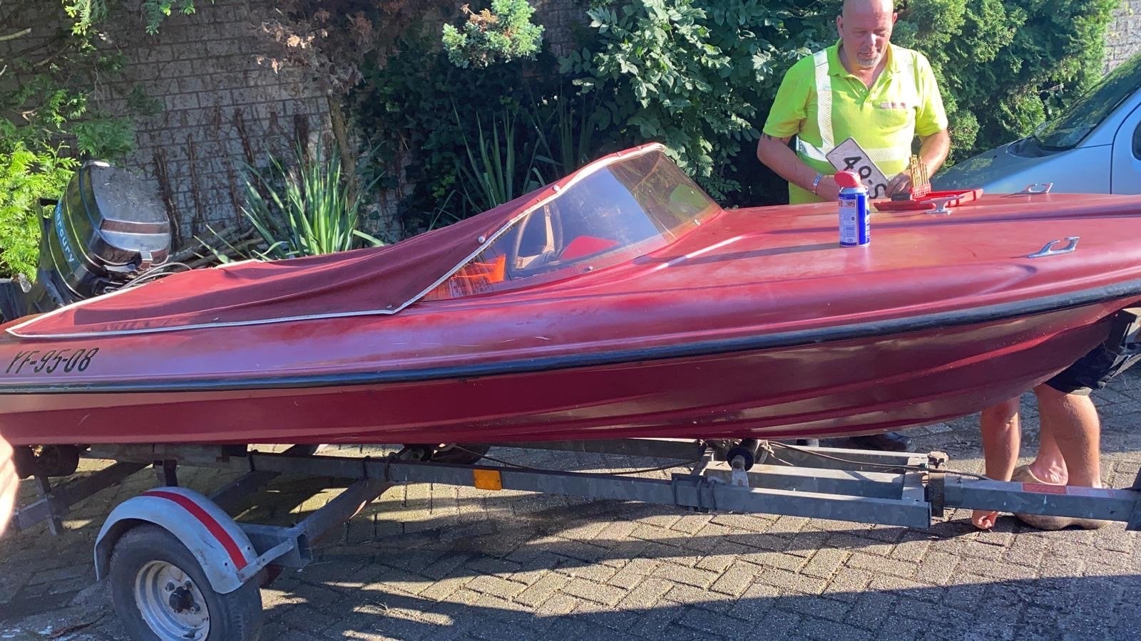 Rode speedboot met buitenboordmotor en trailer, Watersport en Boten, Ophalen, Gebruikt, Afdekzeil, Buitenboordmotor