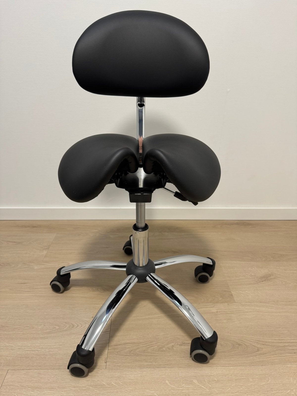 Vlinder Tabouret - WING zadelkruk met Rugleuning - Zwart, Huis en Inrichting, Bureaustoelen, Zo goed als nieuw, Bureaustoel, Zwart