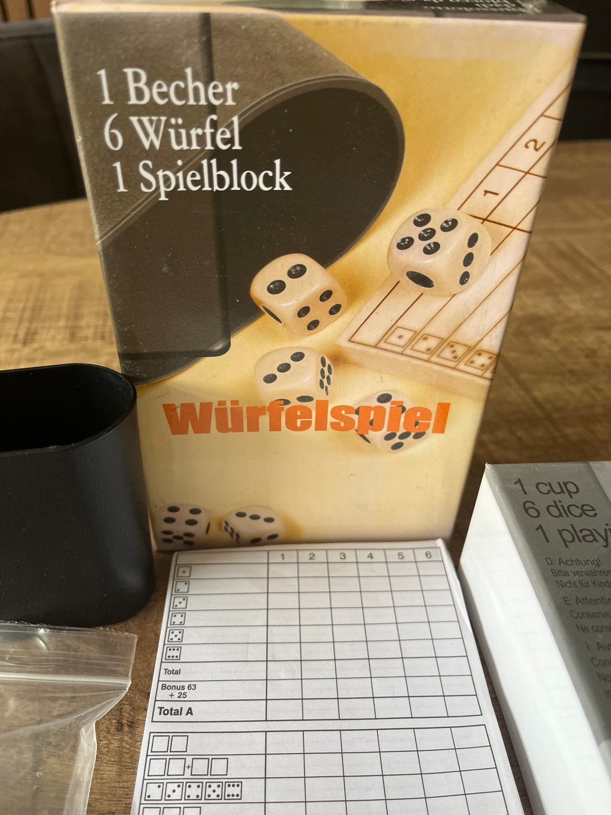 Dobbelspel Set - 1 Beker, 6 Dobbelstenen, 1 Speelblok, Een of twee spelers, Ophalen, Zo goed als nieuw