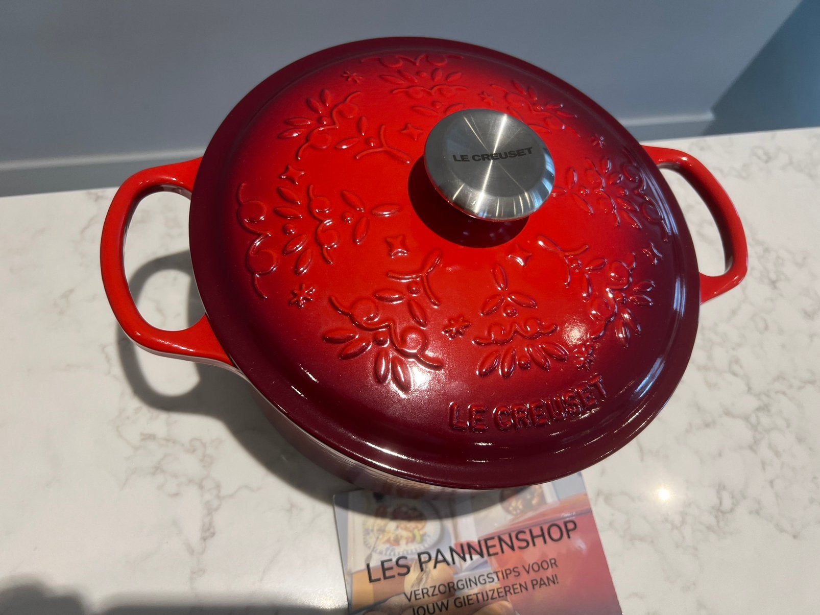 Nieuwe Le Creuset Signature braadpan 24 cm Kerst Cerise, Met handvatten, Nieuw, Le Creuset, Ophalen of Verzenden