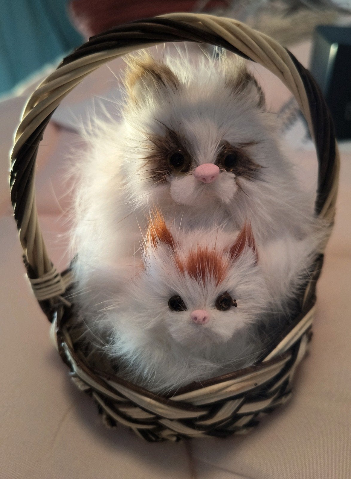 Twee schattige pluche poesjes in een mandje, Ophalen of Verzenden, Nieuw, Hond of Kat, Beeldje of Figuurtje