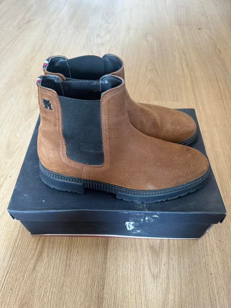 Tommy Hilfiger Casual Cleated Suede Chelsea, Bruin, Boots, Ophalen of Verzenden, Zo goed als nieuw