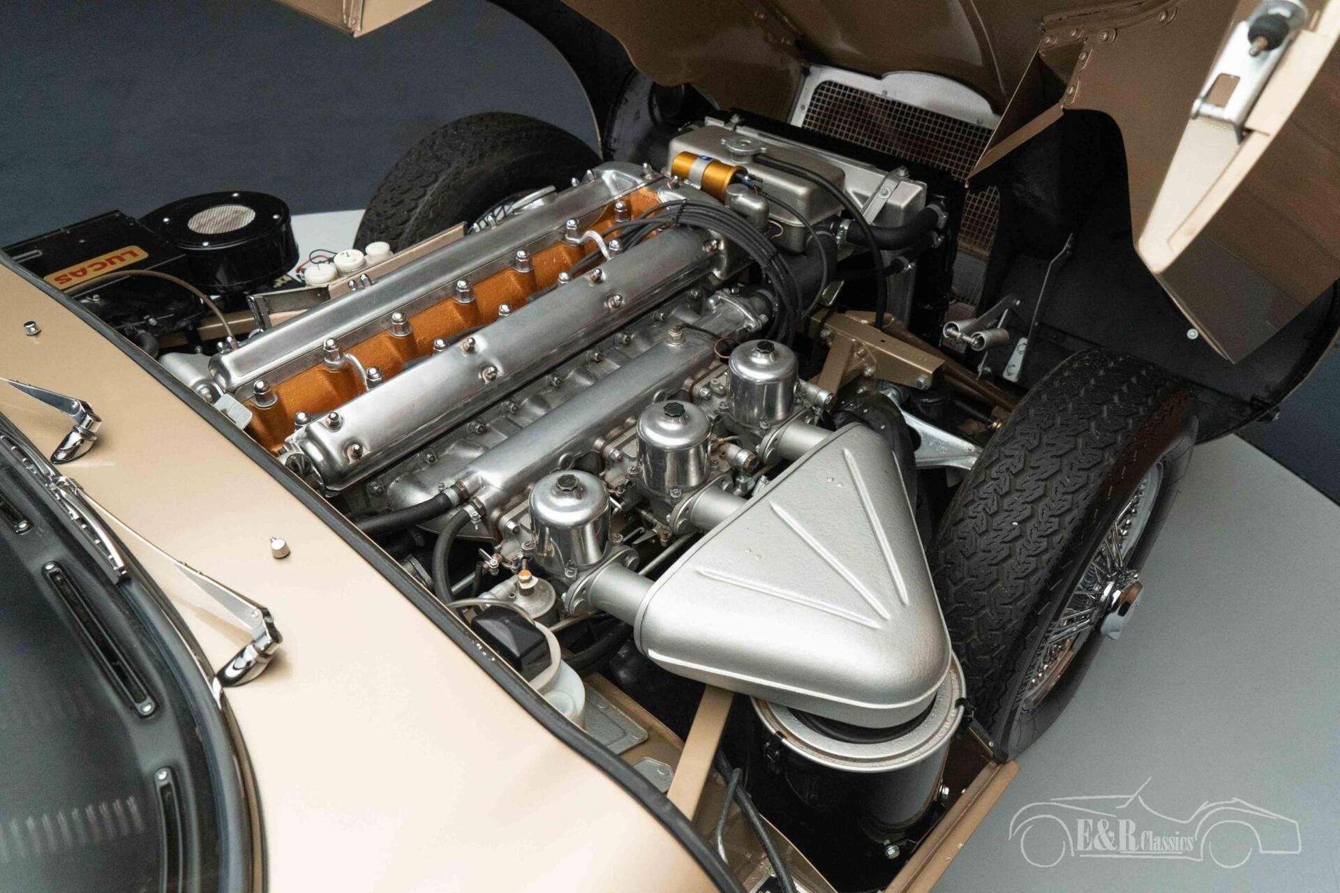 Jaguar E-Type S1 Cabriolet | Body-off gerestaureerd | 1967, Achterwielaandrijving, Beige, Cabriolet, Beige
