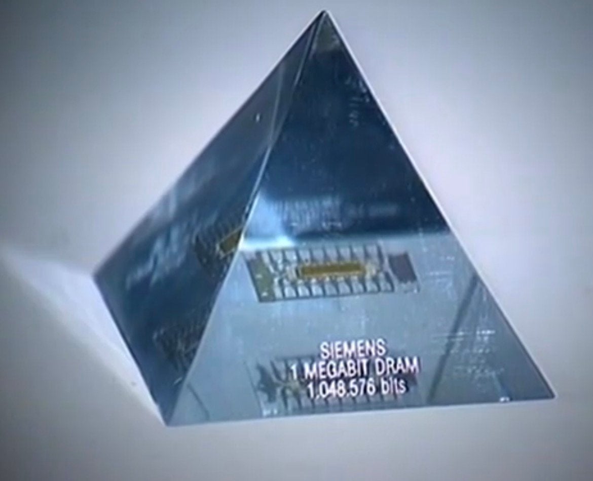 GEZOCHT: piramide met megachip win de wondere wereld, Ophalen, Zo goed als nieuw