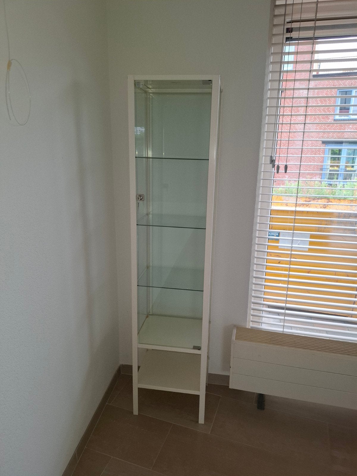 Glazen vitrinekast met planken - Zo goed als nieuw, Huis en Inrichting, Kasten | Vitrinekasten, Ophalen, Minder dan 50 cm, Met deur(en)