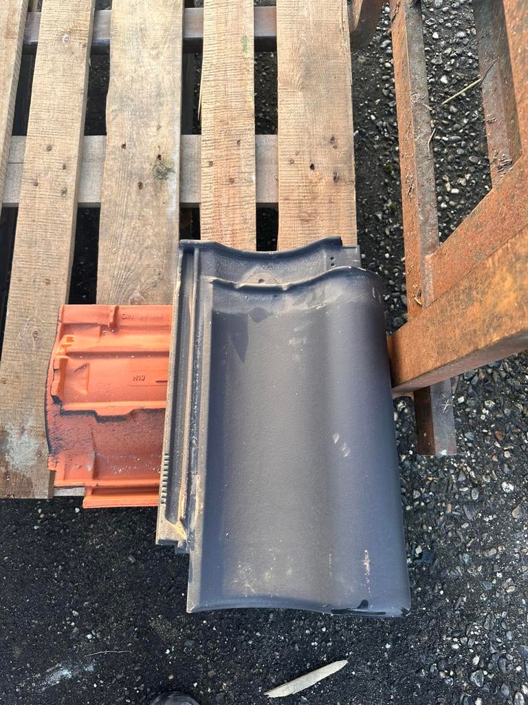 Nibra dakpan H10 mat zwart 110, Ophalen, Steen of Klei, Zwart, Zo goed als nieuw