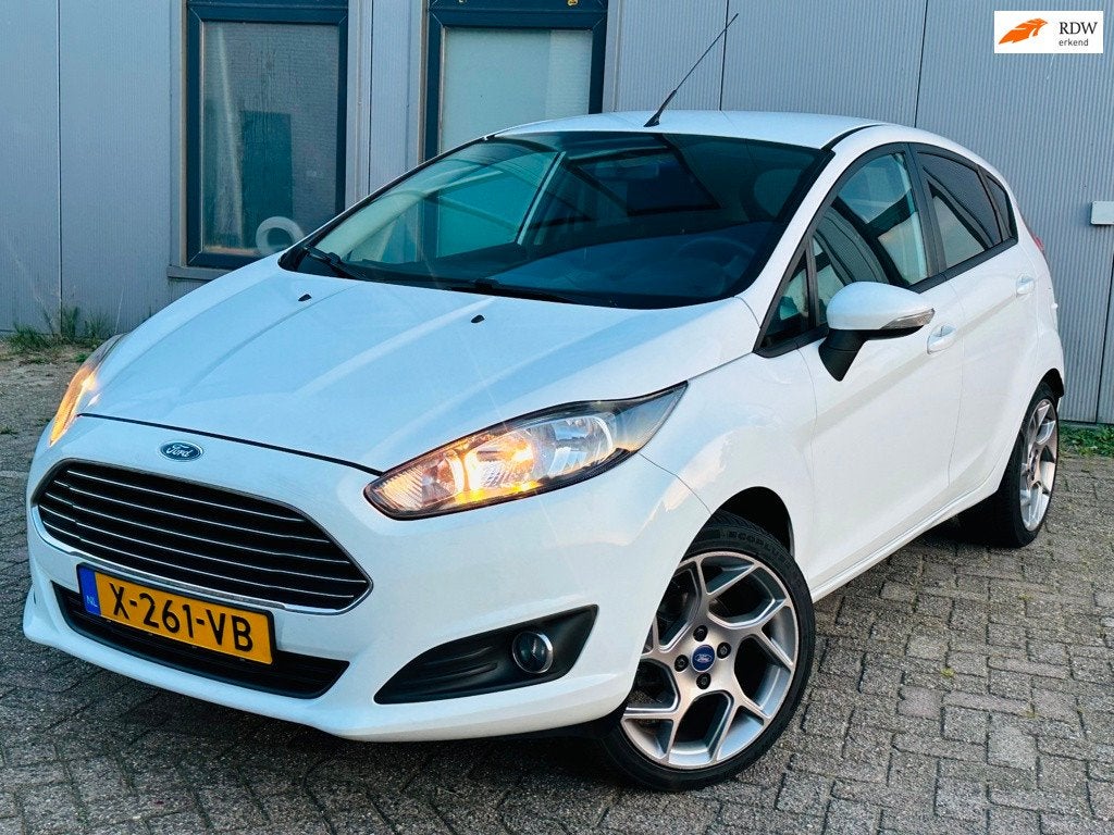 Ford Fiesta 1.0 Titanium Stoelverwarmin AIRCO APK, Auto's, Voorwielaandrijving, 525 kg, Bedrijf, Handgeschakeld