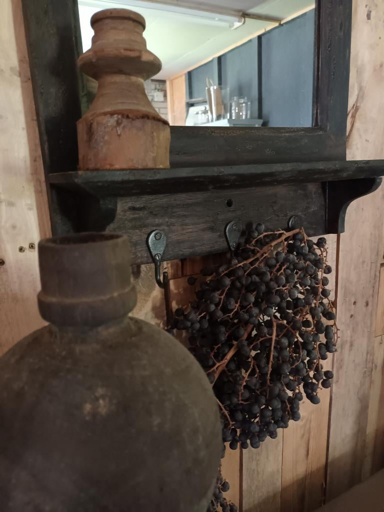 Oude spiegel met plank en 3 haken, Ophalen of Verzenden, Rechthoekig