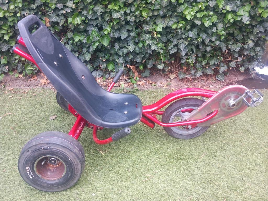 Rode trike met zwarte zitting, Fietsen en Brommers, Fietsen | Driewielers, Ophalen of Verzenden, Gebruikt, Terugtraprem