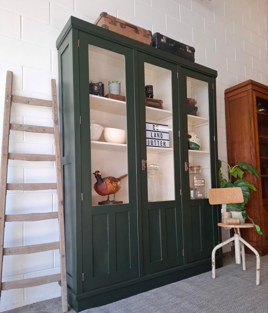 Vintage/Brocante diep groene schoolkast, Buffetkast