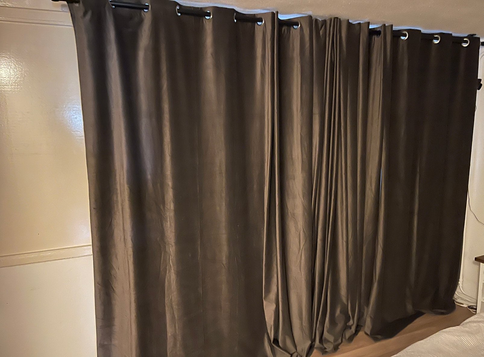 2x Gordijnen (Taupe) incl. Roedes & Ophangsysteem, Ophalen, Zwart, Met ringen