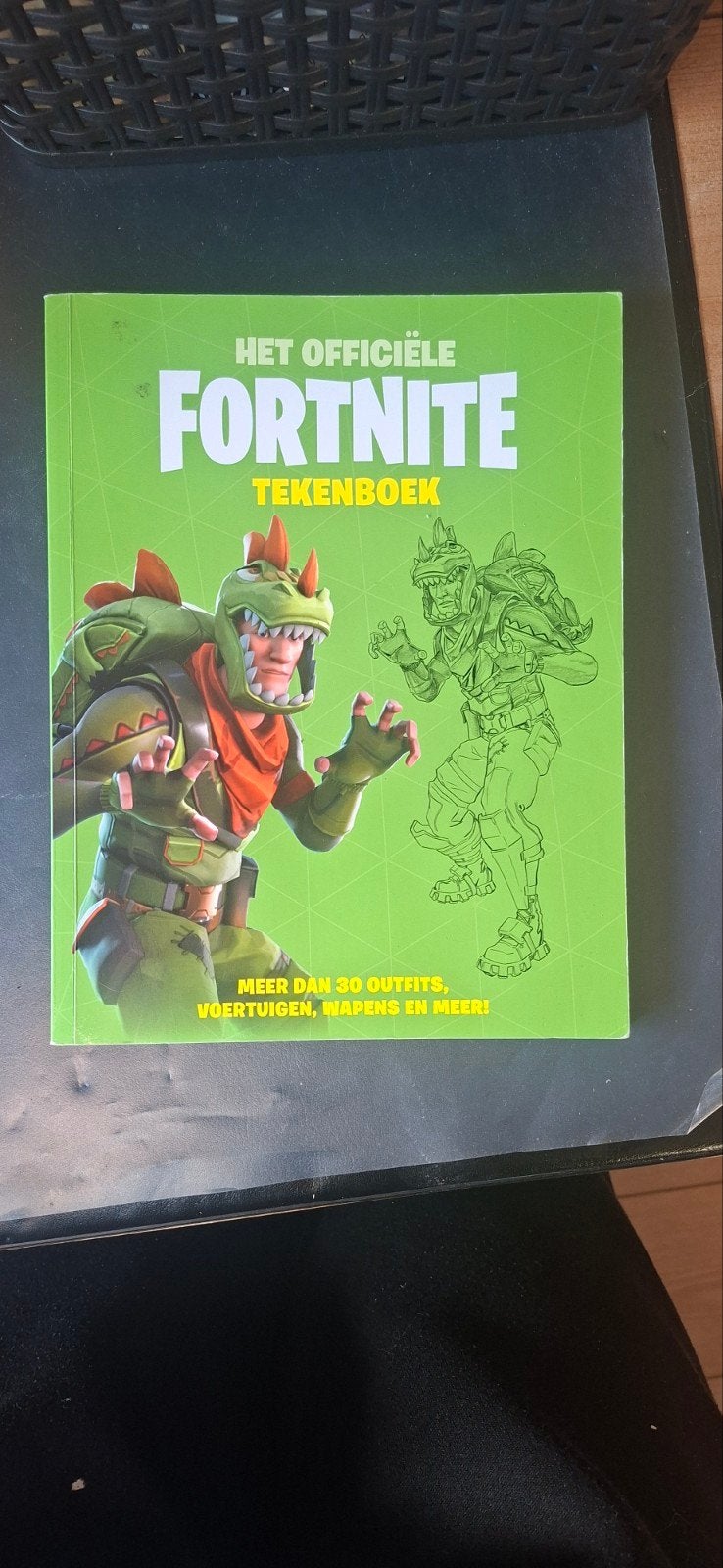 Het Officiële Fortnite Tekenboek - Meer dan 30 Outfits!, Ophalen of Verzenden, Zo goed als nieuw, Boek of Gids