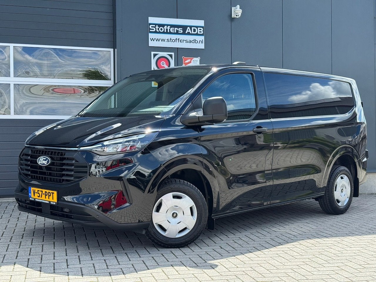 Ford Transit Custom 320 2.0 TDCI L1H1 Trend 136pk | Navi | E, Auto's, Bestelauto's, 1803 kg, Gebruikt, 4 cilinders, Zwart