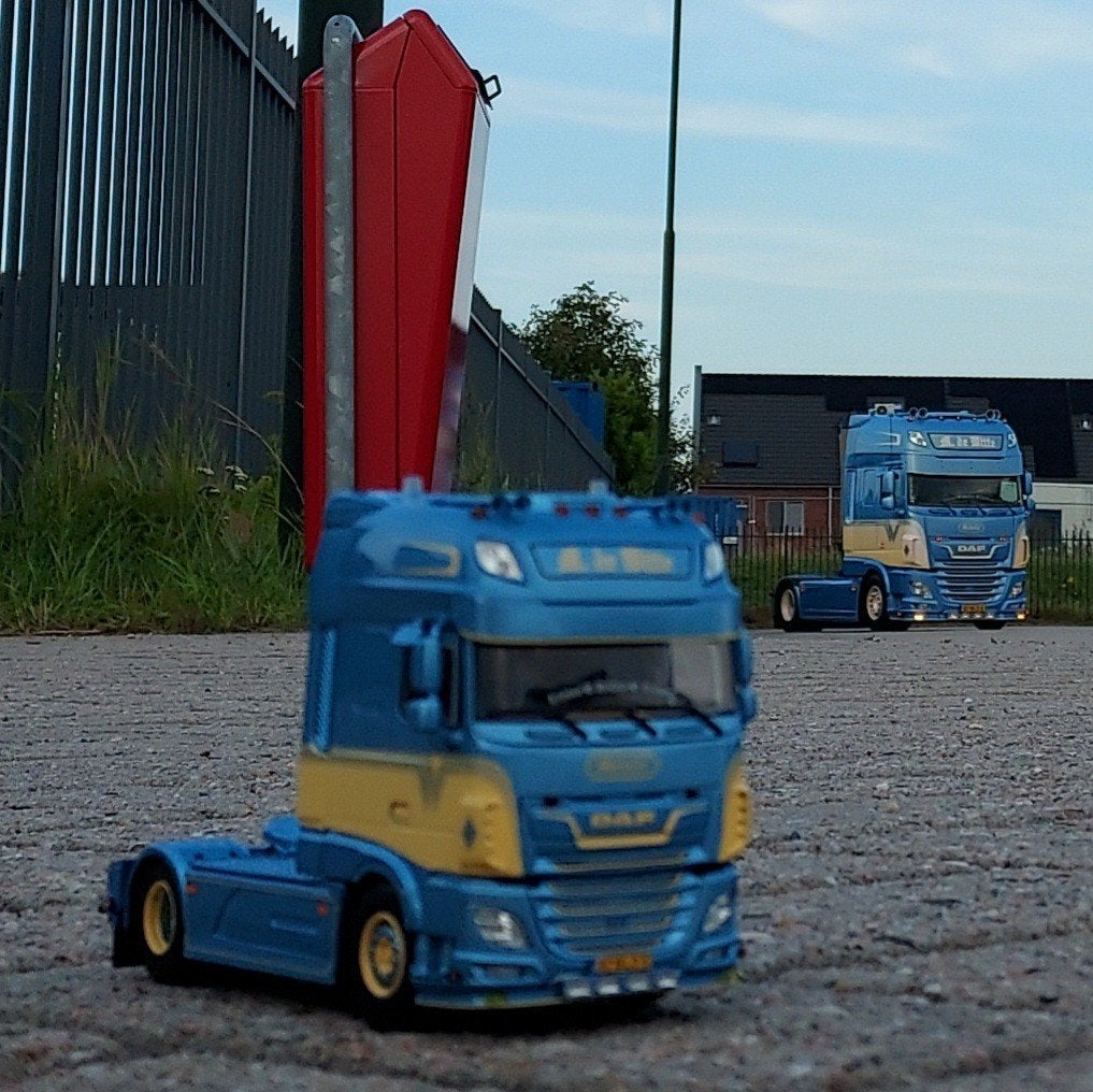 DAF XF 105 modelvrachtwagen - Blauw/Geel, Hobby en Vrije tijd, Modelbouw | Auto's en Voertuigen, Overige merken, 1:32 tot 1:50