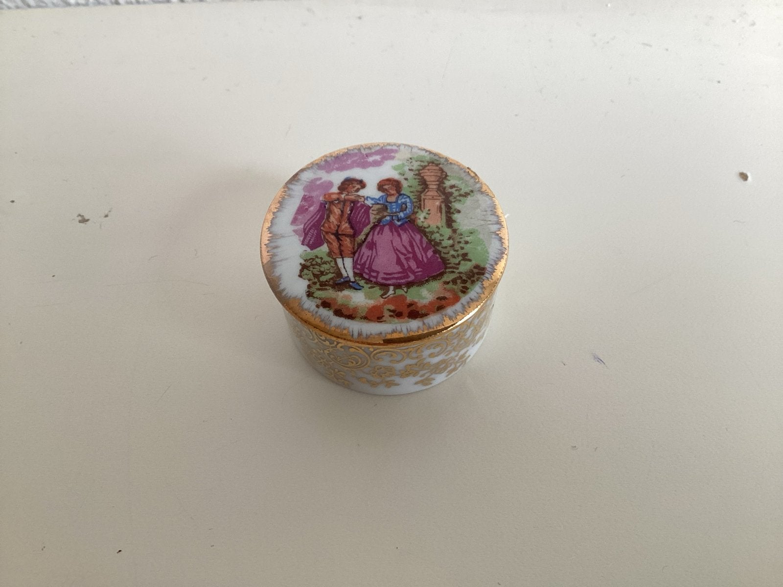 Limoges porseleinen doosje met romantische voorstelling, Antiek en Kunst, Ophalen of Verzenden