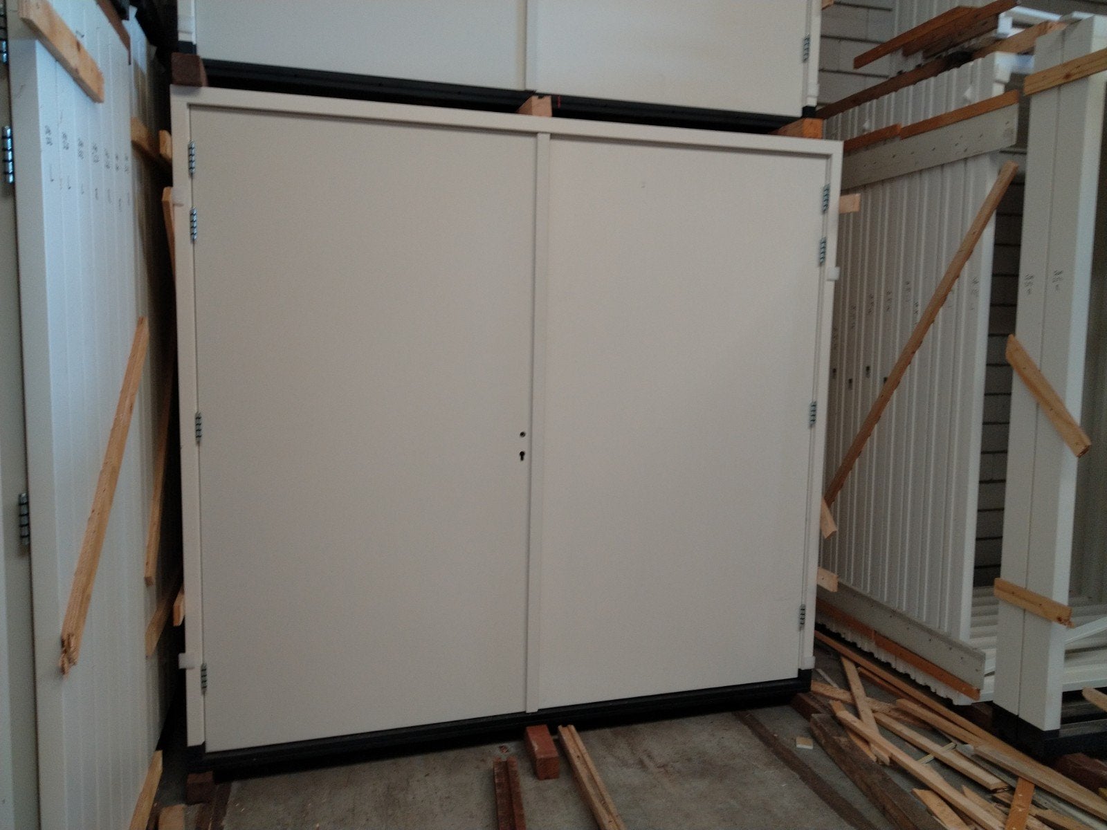hardhout kozijn met dubbele garage deuren, Doe-het-zelf en Verbouw, Ophalen of Verzenden, Hout, 120 cm of meer, 215 cm of meer