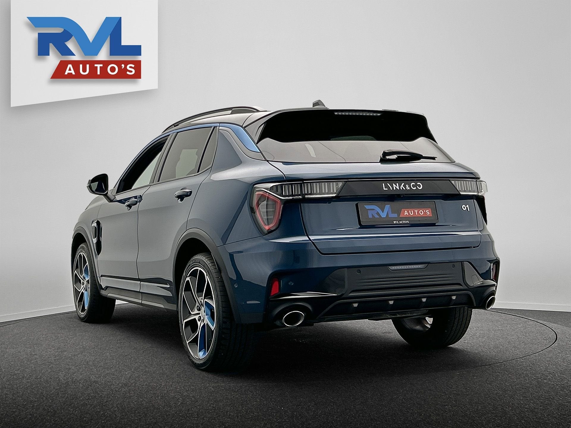 Lynk & Co 01 261PK Plug-in Hybrid *Zwarte Hemel* Stuurwiel v, Auto's, Dealer onderhouden, Stof, Euro 6, Blauw