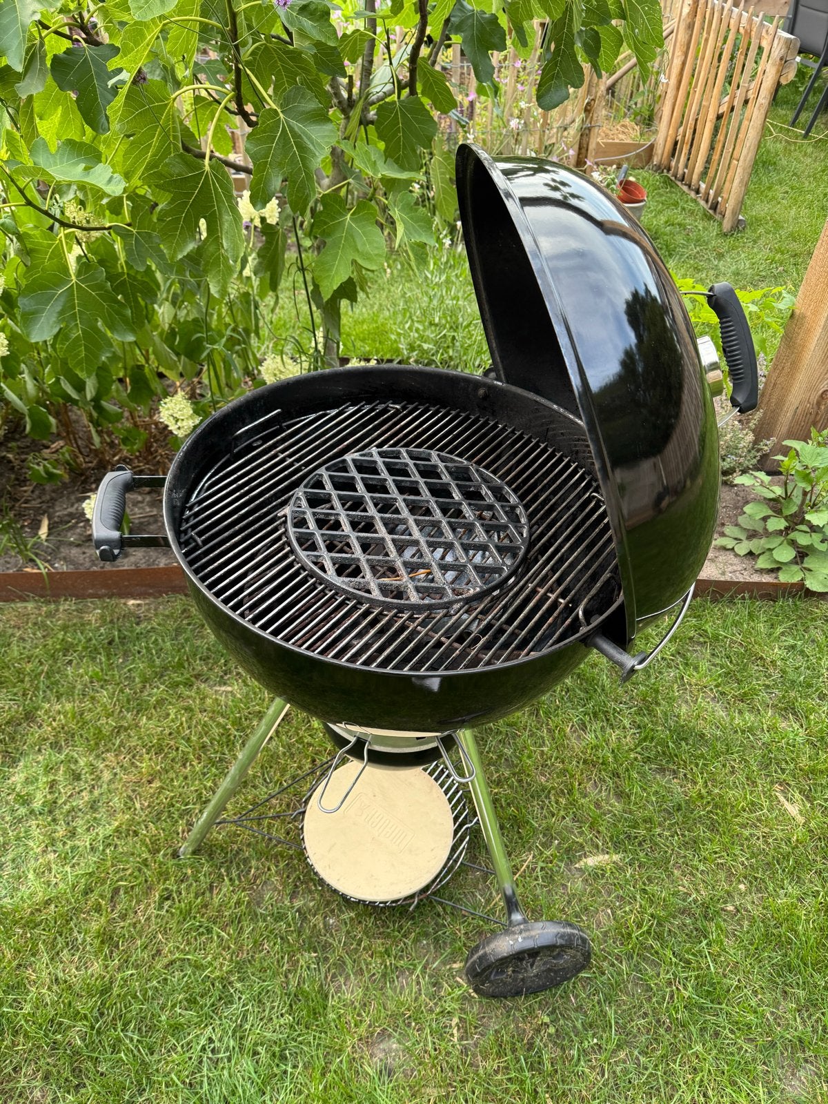 Webber 57 inch BBQ met gietijzeren roosters en pizzasteen, Ophalen, Gebruikt