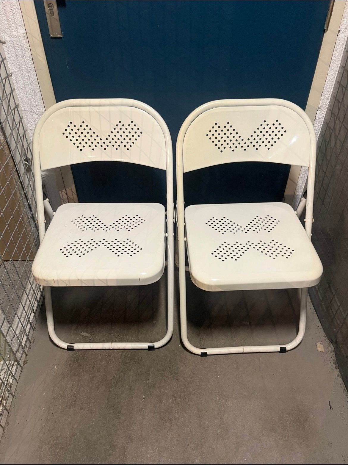 2 stevige cremekleur metalen klapstoelen, Huis en Inrichting, Ophalen, Gebruikt, Twee, Wit