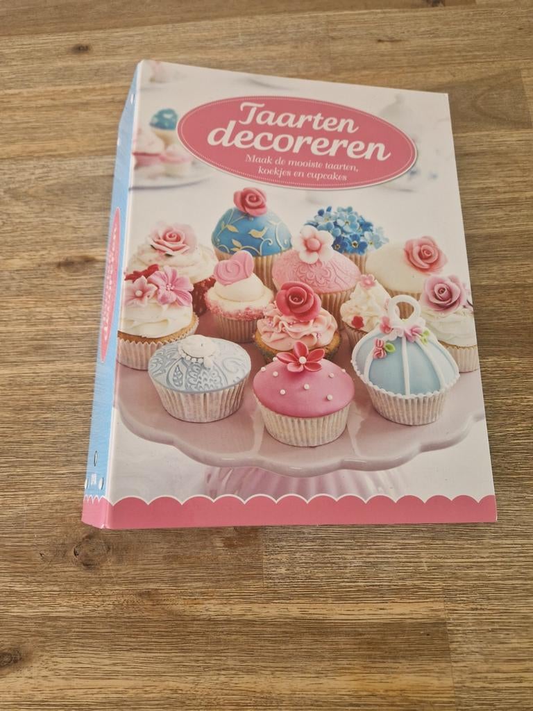Taarten decoreren boek met bakvormen, Ophalen of Verzenden, Zo goed als nieuw, Overige typen