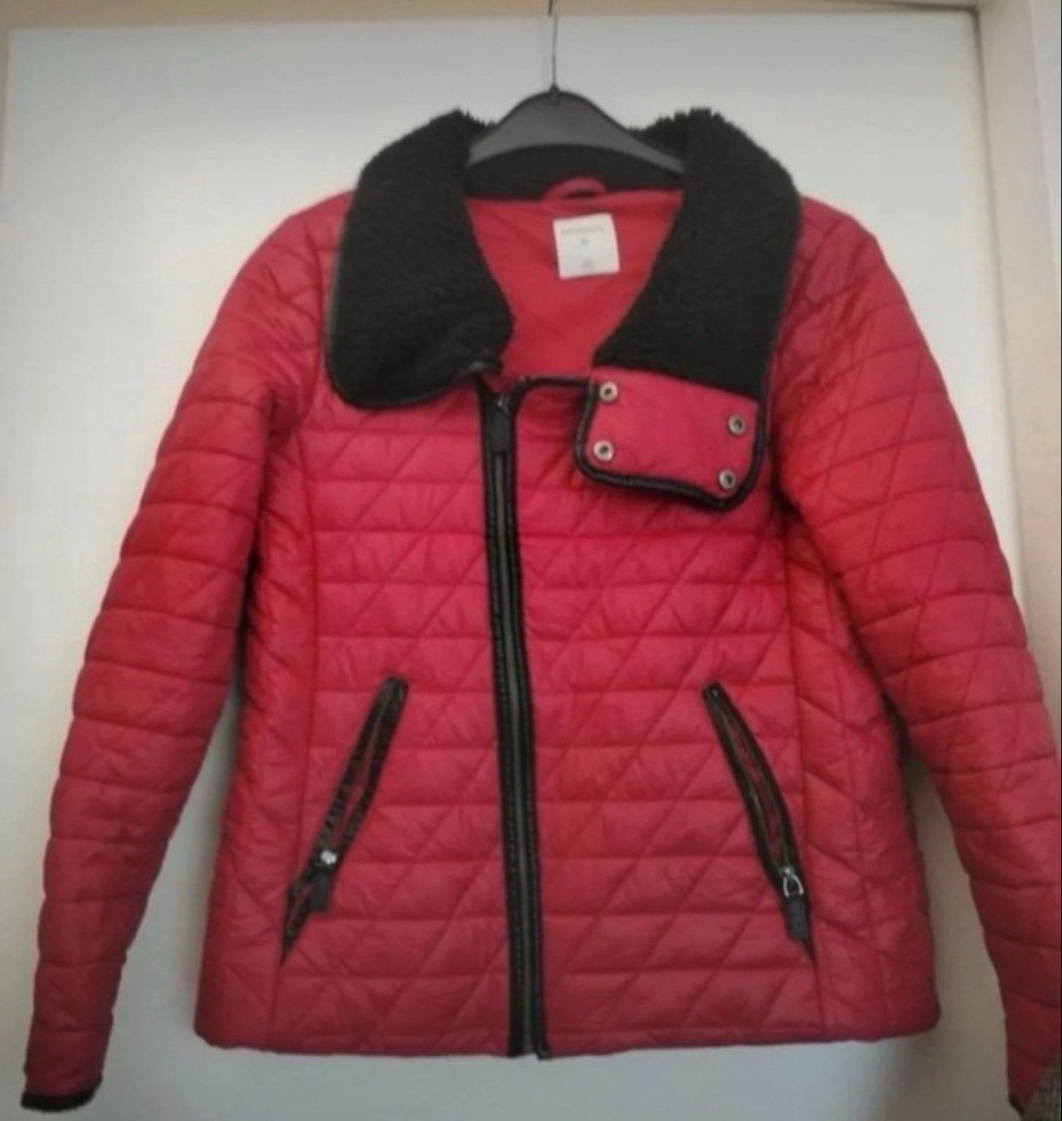 Sandwich gewatteerde jas rood met zwarte kraag, Kleding | Dames, Ophalen of Verzenden, Zo goed als nieuw, Maat 38/40 (M), Rood