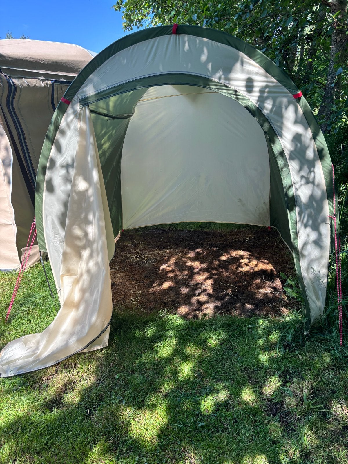 Compacte bijzettent/opbergtent - Ideaal voor camping, Ophalen of Verzenden, Zo goed als nieuw, Tot en met 2