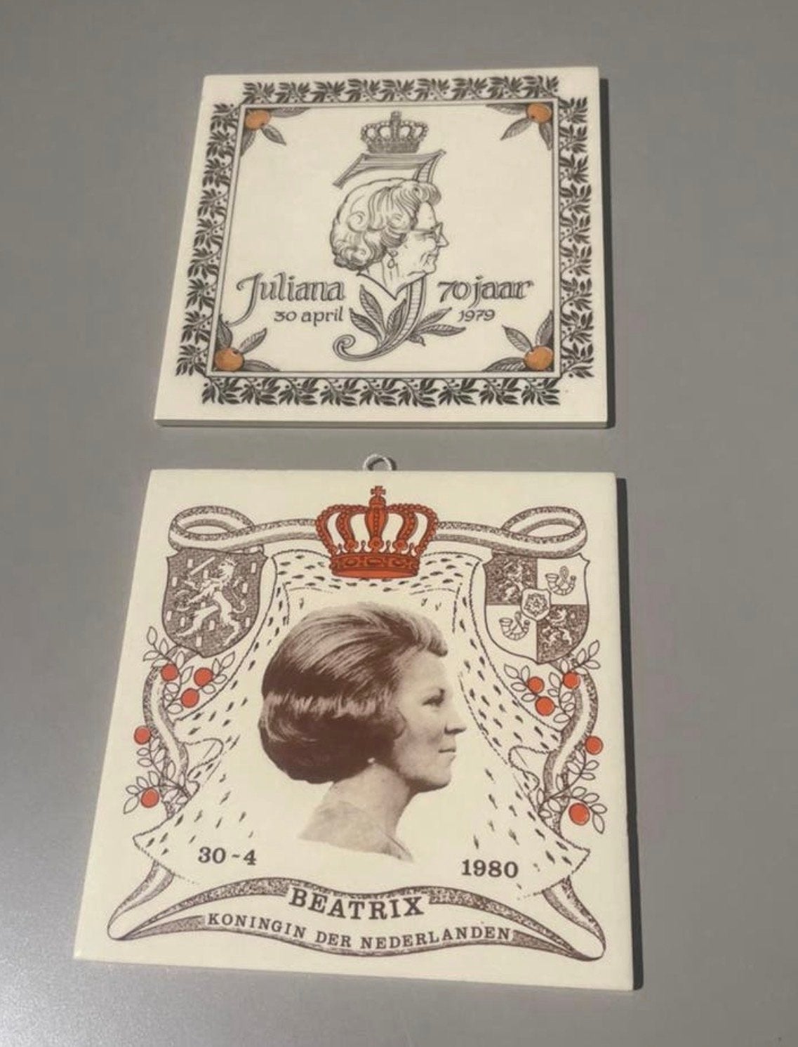 Herdenkingstegels Juliana (70 jaar) & Beatrix (Inhuldiging), Verzamelen, Koninklijk Huis en Royalty, Ophalen of Verzenden, Zo goed als nieuw
