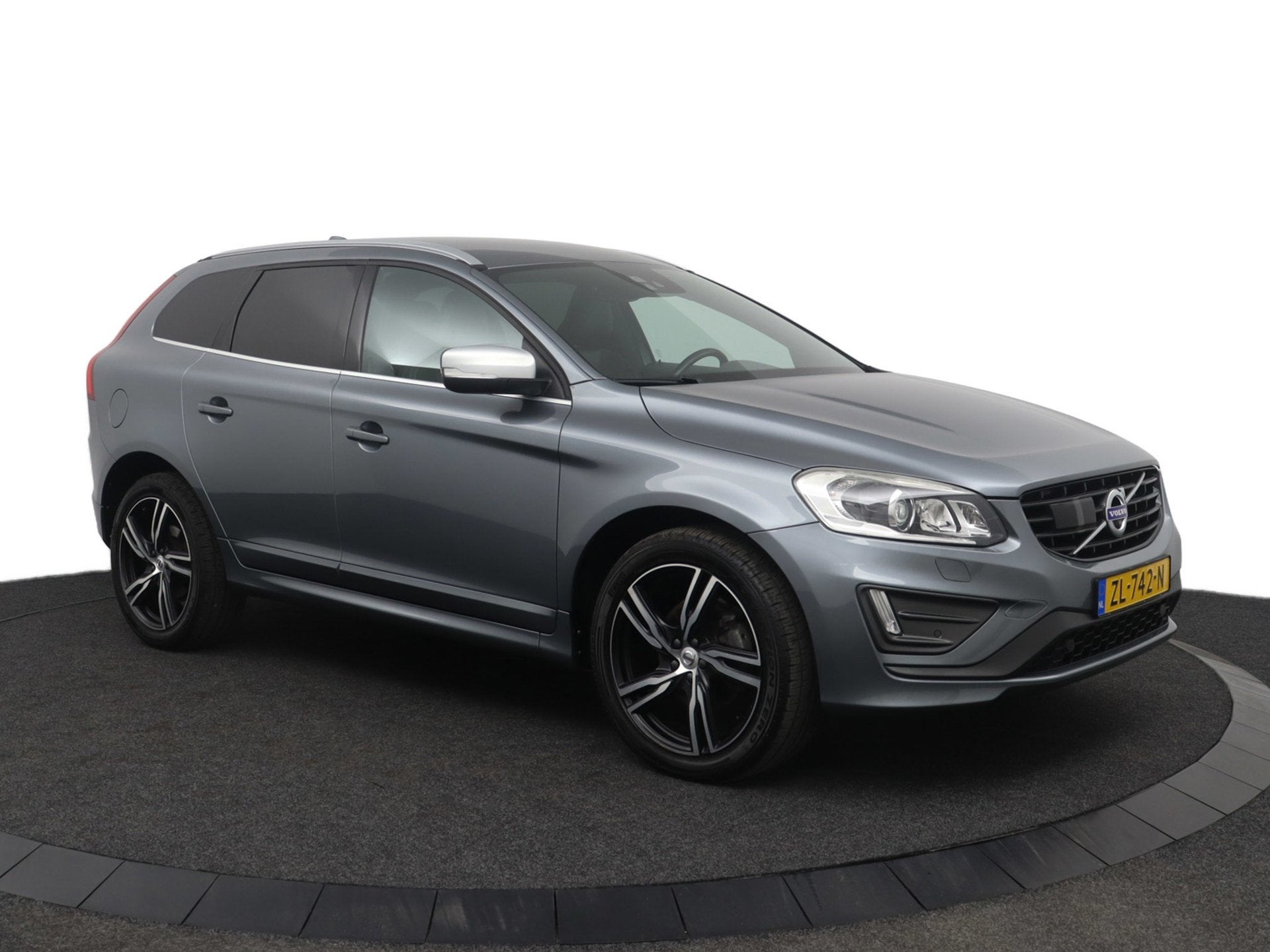 Volvo XC60 2.4 D5 AWD R Design, Automaat, Gebruikt, Zwart, 4 cilinders