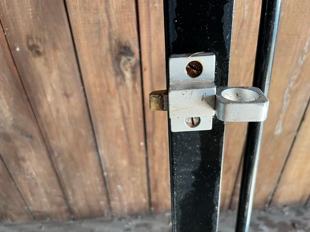 Donkergroen metalen hek met staanders, Tuin en Terras, Ophalen, Gebruikt, IJzer, Tuinhek