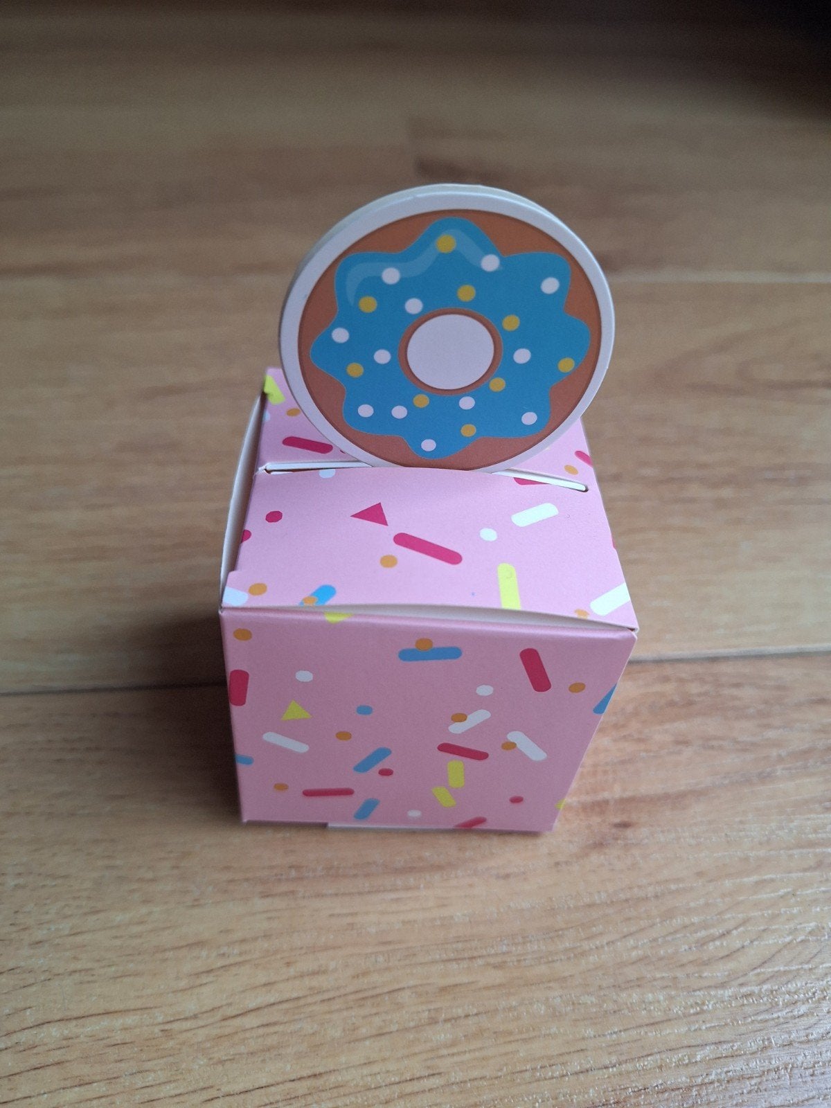 30 leuke traktatie doosjes met donut, nieuw!, Hobby en Vrije tijd, Ophalen of Verzenden, Nieuw