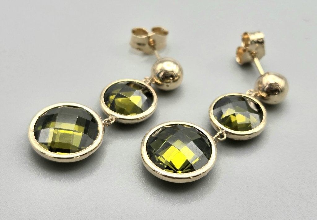 Gouden oorbellen met edelsteen peridot. Nr: 36, Ophalen of Verzenden, Zo goed als nieuw, Met edelsteen, Knopjes of Stekers
